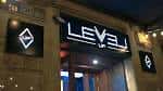 Primer plano del cartel luminoso del Pub Level Up en Vitoria