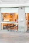 Vista exterior de la fachada de la Cafetería Gosaria en Vitoria