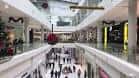 Vista del pasillo interior principal del centro comercial a través de múltiples niveles