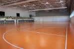 Pista polideportiva interior con gradas, ideal para grandes eventos