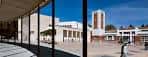 Vista panorámica de la fachada exterior del Centro Cívico Iparralde a través de una estructura de cristal