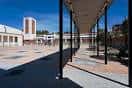 Exterior de la plaza y el paseo cubierto del Centro Cívico Iparralde