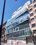 Fachada moderna de cristal del Club Deportivo Bilbao con el nombre visible
