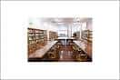 Interior de la biblioteca del Centro Cívico Arana con mesas de estudio y estanterías