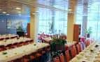Salón de eventos o restaurante preparado para banquete con grandes ventanales