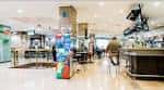 Vista de la zona de cafetería o restauración dentro del centro comercial