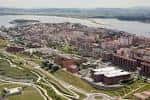 Vista aérea panorámica del campus de la Universidad de Cantabria y la Bahía de Santander