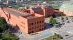 Vista aérea detallada de los edificios principales de ladrillo del campus universitario