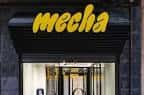 Fachada y entrada de la Galería Mecha en Santander con el rótulo identificativo