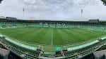Vista panorámica del interior del estadio, mostrando el campo de juego y las tribunas verdes