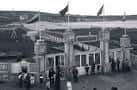 Fotografía histórica en blanco y negro de la entrada del antiguo estadio de 1913
