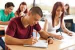Estudiantes en un aula del IES Navarro Villoslada tomando notas