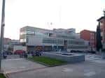 Vista exterior moderna de la Casa de la Juventud en Pamplona