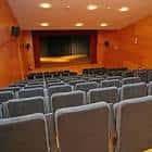 Interior del salón de actos o auditorio con butacas y escenario
