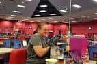 Cliente disfrutando del juego en el interior de la sala de bingo de Buzz Bingo Brighton