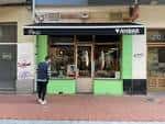 Vista frontal del Bar El Pino con su fachada verde en Vitoria