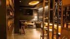Zona de descanso o lounge del Pub Lust vista a través de una división decorativa