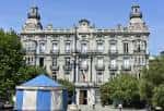 Fachada principal del Real Club de Regatas de Santander durante el día, con vegetación circundante