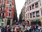 Vista de la Calle Dos de Mayo en Bilbao concurrida, mostrando la actividad y el ambiente de la zona