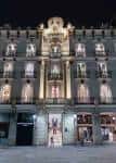 Vista nocturna de la fachada del Real Club de Regatas de Santander con iluminación arquitectónica