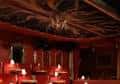 Interior de una sala o lobby del teatro con decoración en tonos rojos