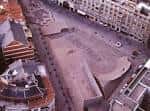 Vista aérea de la Plaza de los Fueros y su diseño arquitectónico