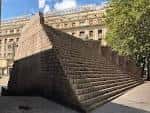 Primer plano de la estructura escalonada de piedra en la Plaza de los Fueros
