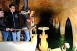 Visitantes en el interior del Museo del Agua de Santander, observando la estructura desde la pasarela