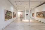 Interior de una sala de exposiciones de Bilbao Arte con obras abstractas en las paredes
