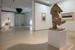 Sala de exposiciones de Bilbao Arte mostrando una escultura en primer plano