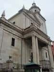 Primer plano de la fachada y el pórtico de la Iglesia de San Francisco