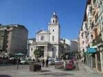 Vista panorámica de la Iglesia de San Francisco y la plaza circundante en Santander