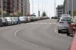 Vista de la Rúa José Malvar Figueroa con edificios residenciales y coches aparcados
