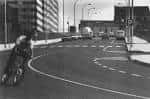 Perspectiva de la Rúa José Malvar Figueroa en blanco y negro con tráfico
