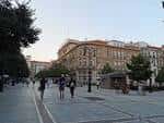 Vista del Paseo de Begoña con edificios históricos al fondo al atardecer