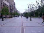 Perspectiva del amplio paseo peatonal de Begoña con farolas ornamentales