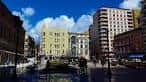 Fachadas de los edificios que rodean la Plaza de Begoña bajo cielo azul
