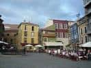 Ambiente de terrazas y edificios circundantes en la Plaza del Marqués