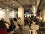 Interior del bar y restaurante de La Farándula con clientes socializando