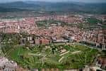 Panorámica aérea de la Ciudadela y la ciudad de Pamplona rodeada de montañas