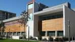 Fachada moderna del Civivox Iturrama desde un ángulo lateral