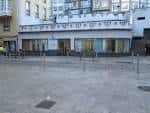 Fachada principal del Centro Cívico Santa Lucía con diseño almenado y plaza exterior