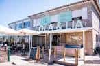 Vista exterior de la fachada de As Lolas Espacio Gastronómico (Lola & Lía) con zona de terraza