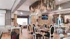 Interior del comedor principal con mesas y sillas, destacando la decoración y la iluminación