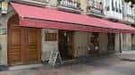 Entrada exterior del Círculo Vitoriano con toldo rojo en Vitoria