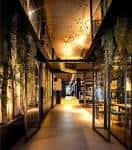 Pasillo interior moderno y elegante del Círculo Vitoriano, iluminado para eventos
