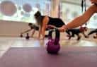 Detalle de una pesa rusa (kettlebell) en una esterilla durante una sesión de entrenamiento funcional