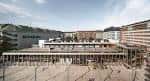 Vista panorámica del Mercado de Abastos de Vitoria-Gasteiz y la plaza circundante