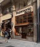 Fachada exterior de Supersonic Discos en una calle de Santander