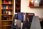 Interior de la tienda Supersonic Discos con estanterías y vinilos
